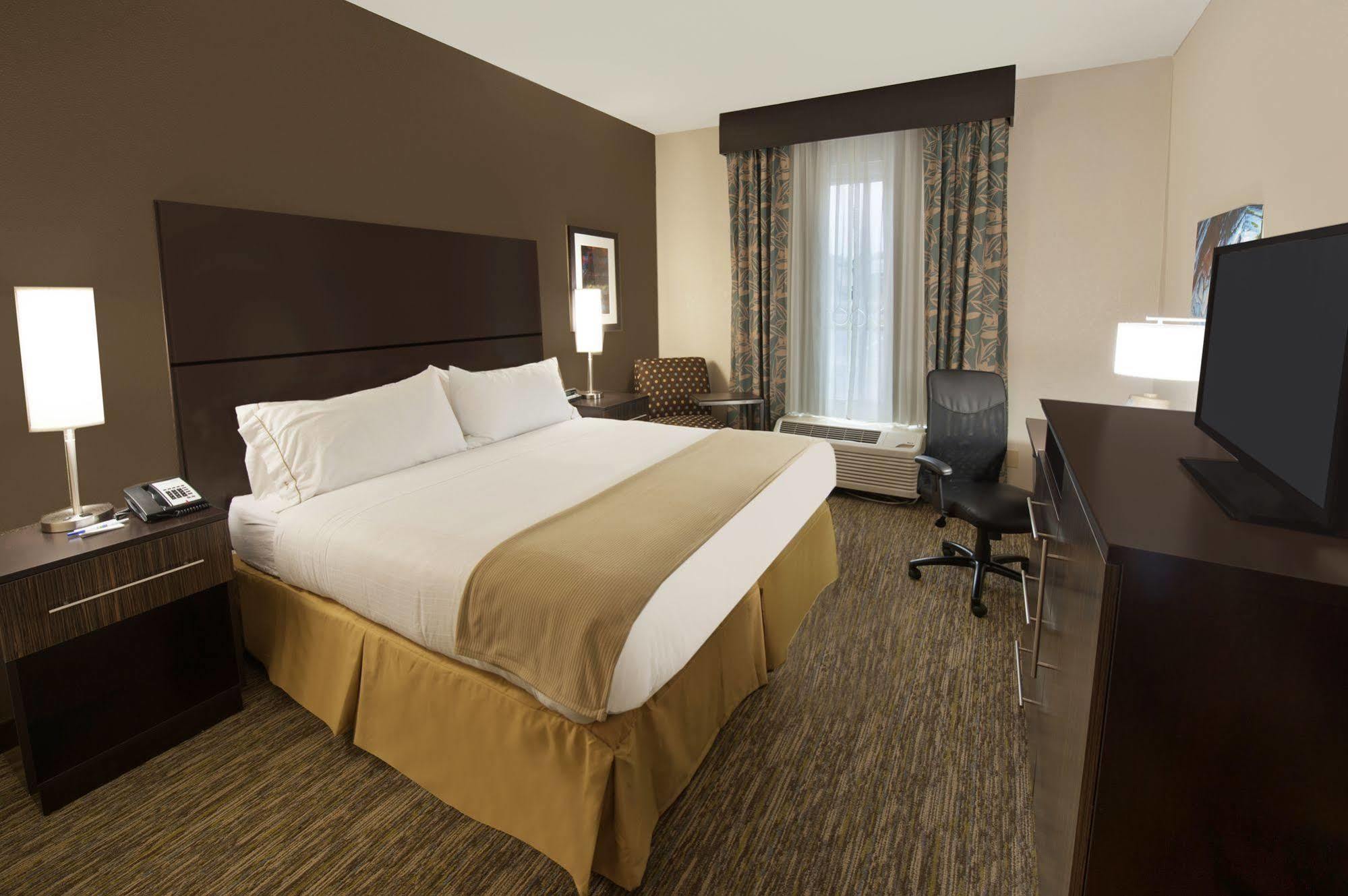 Holiday Inn Express Fredericksburg - Southpoint By Ihg Экстерьер фото